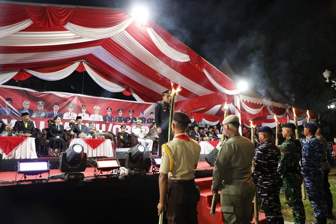 : Wali kota Batam, Amsakar Achmad, bersama Wakil Wali kota Batam, Li Claudia Chandra, menyaksikan penyalaan obor saat Pawai Obor/Taptu dalam rangka memperingati HUT ke-81 RI di Dataran Engku Hamidah, Batam Centre, Minggu (16/8/2026) malam. HUMAS DISKOMINFO BATAM / RUMAWI