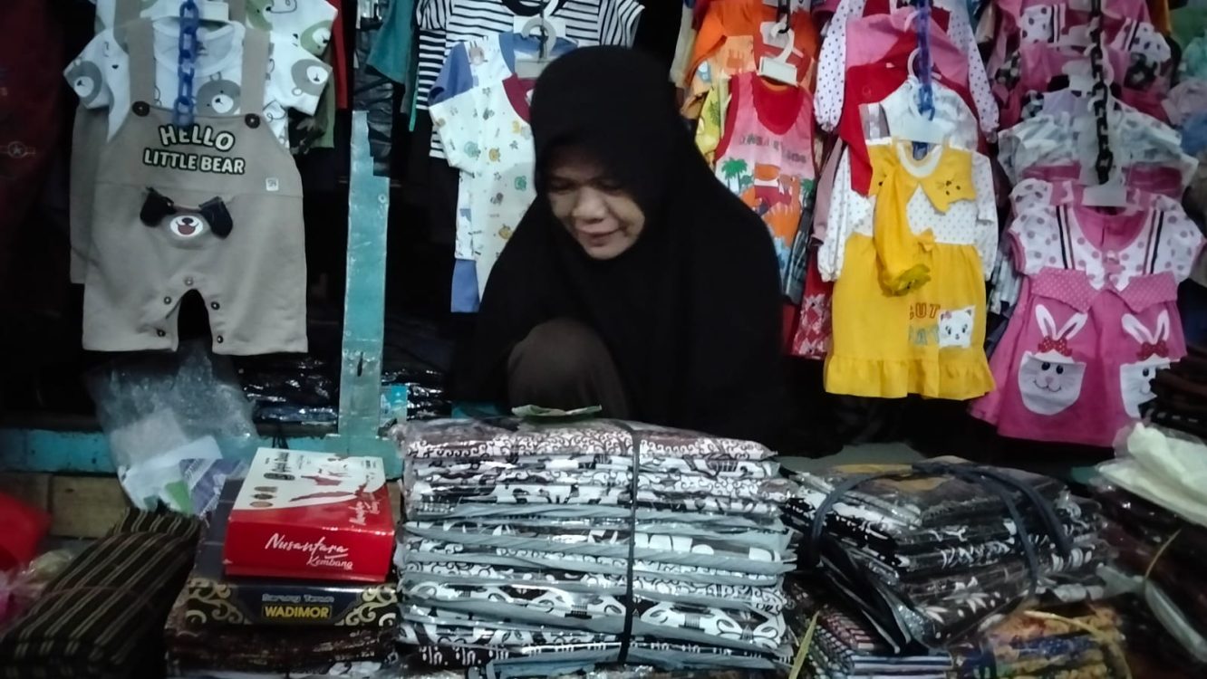 : Keteguhan pedagang pasar tradisional dalam merawat warisan busana adat menjadi bukti nyata ketahanan ekonomi kerakyatan di tengah gempuran modernisasi digital. Pedagang Pasar Sleman memilih setia melayani pembeli demi merawat usaha keluarga, Senin (17/8/2026).