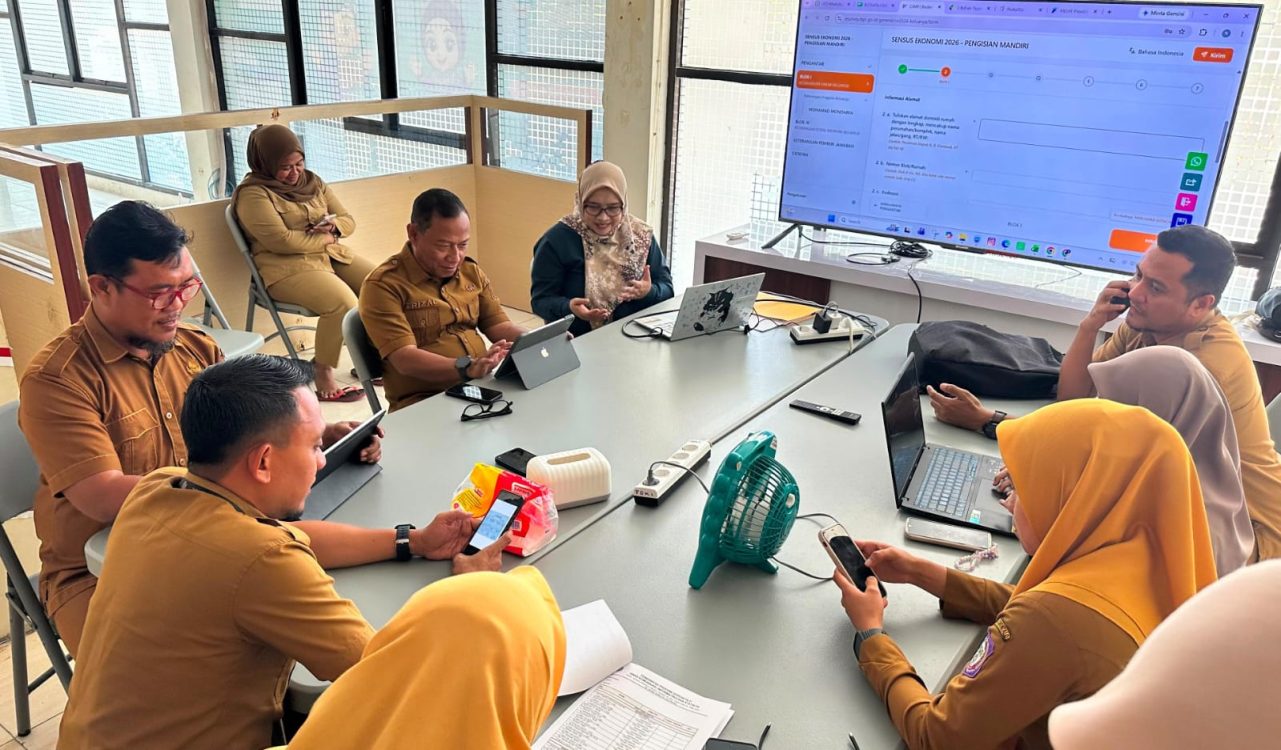 : Kepala Dinas Kominfotik Provinsi Gorontalo Mohammad Trizal Entengo bersama jajaran saat melaksanakan pendataan Sensus Ekonomi (SE) 2026 yang dilaksanakan oleh petugas Badan Pusat Statistik (BPS), Senin (24/8/2026). Foto – Ilyas Diskominfotik.