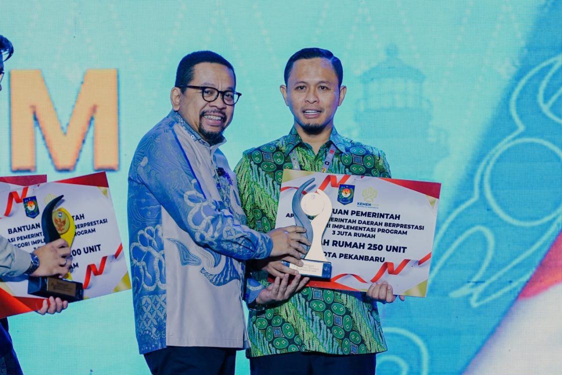 : Wali kota Pekanbaru, Agung Nugroho menerima, penghargaan Juara II Implementasi Program 3 Juta Rumah pada ajang Apresiasi Pemerintah Daerah Berprestasi 2026 Batch 2 Regional Sumatera. - Foto: Mc.Pekanbaru
