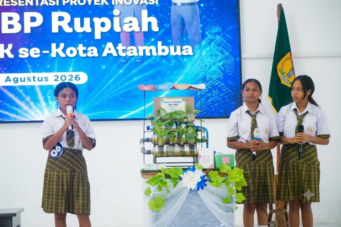 : Peserta Lomba mempresentasikan hasil kerja dalam Lomba Inovasi Cinta, Bangga, dan Paham (CBP) Rupiah Tingkat SMA/SMK se-Kota Atambua yang digelar di Aula Gedung Wanita Betelalenok Atambua. (foto: MC Belu) .