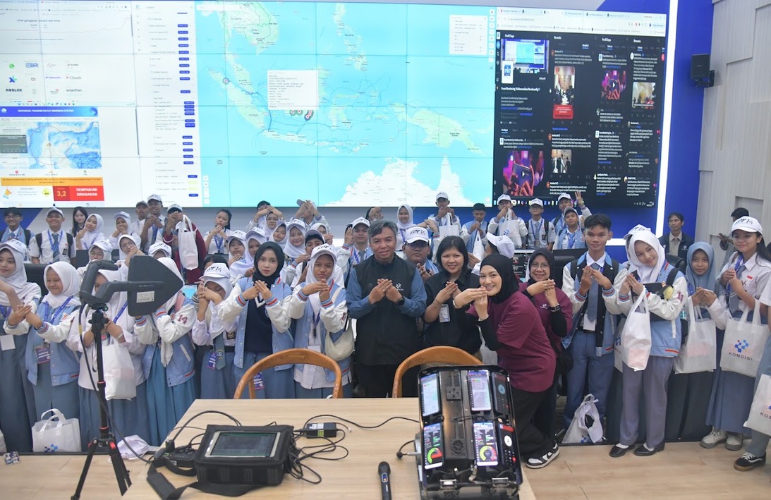: Staf Ahli Menteri Bidang Komunikasi dan Media Massa Kementerian Komunikasi dan Digital Molly Prabawaty mewakili Menkomdigi Meutya Hafid saat menerima kunjungan Forum Pelajar Indonesia, Kamis (6/8/2026) mengatakan tantangan terbesar generasi muda saat ini yaitu banjir informasi yang disertai hoaks, penipuan digital, dan manipulasi berbasis AI. Kondisi tersebut menuntut pelajar memiliki kemampuan berpikir kritis sebelum menerima maupun menyebarkan informasi. (Foto: Humas Kemkomdigi)
