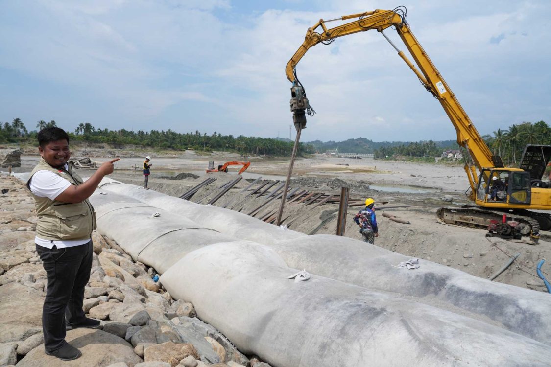 : Pembangunan darurat fisik Bendung Peusangan/Bendung Pante Lhong II di Teupin Mane-Beunyot, Juli, Bireuen, dikebut oleh pelaksana. Targetnya pada Oktober 2026, bendungan tersebut sudah dapat mengalirkan air ke sawah-sawah petani di kabupaten tersebut. (Foto: Satgas PRR Pascabencana Sumatera)