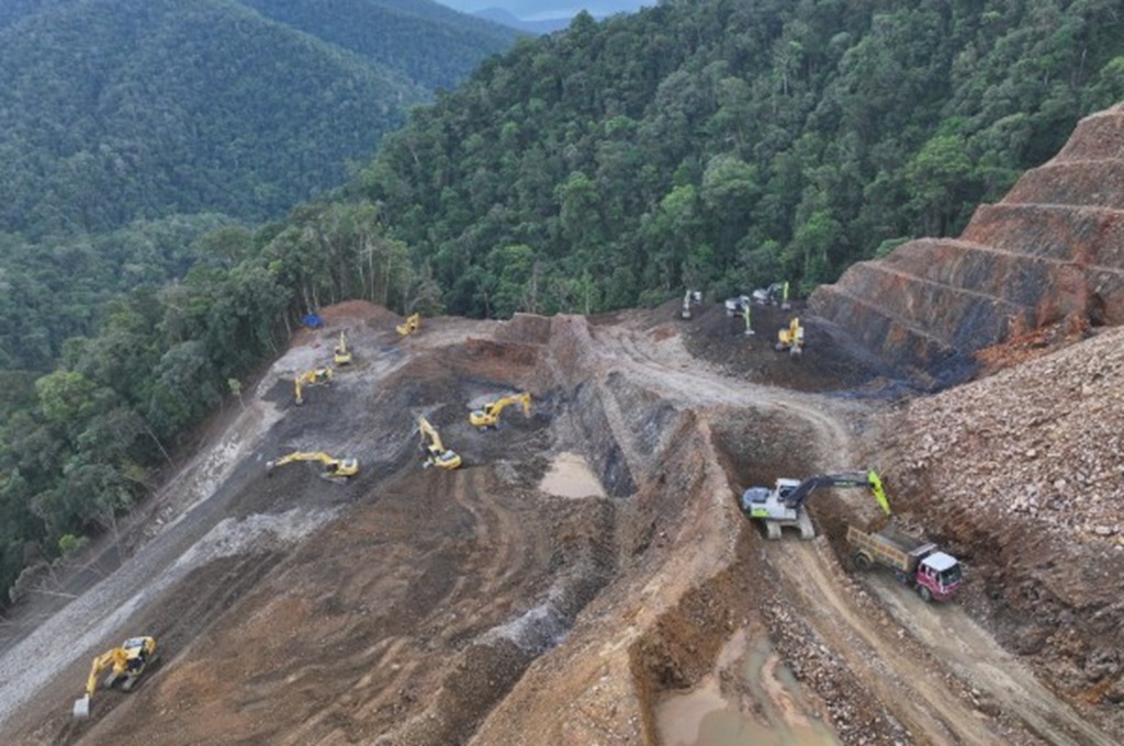 : Kementerian Pekerjaan Umum (PU) terus melanjutkan pembangunan Jalan Trans Papua Ruas Jayapura–Wamena sebagai upaya membuka keterisolasian wilayah pegunungan, memperkuat konektivitas, serta mendorong pemerataan pembangunan di Papua. (Foto: Humas Kemen PU)