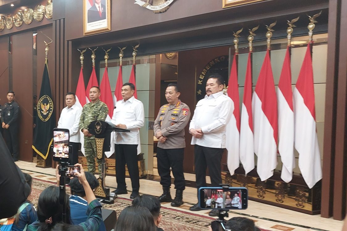 : Menteri Koordinator Bidang Politik dan Keamanan (Menko Polkam) Jenderal TNI (Purn.) Djamari Chaniago menegaskan pemerintah akan mengambil tindakan secara terukur terhadap setiap pihak yang menyebarkan hoaks, disinformasi, fitnah, maupun ujaran kebencian yang mengganggu kepentingan masyarakat luas dan stabilitas nasional. (Foto: Wandi/InfoPublik)