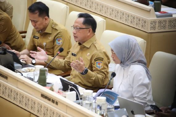 : Mendagri Tito Karnavian (kedua dari kanan), pada rapat kerja dengan Komisi II DPR RI di Senayan, Jakarta, Senin (8/6/2026). Foto: Kemendagri
