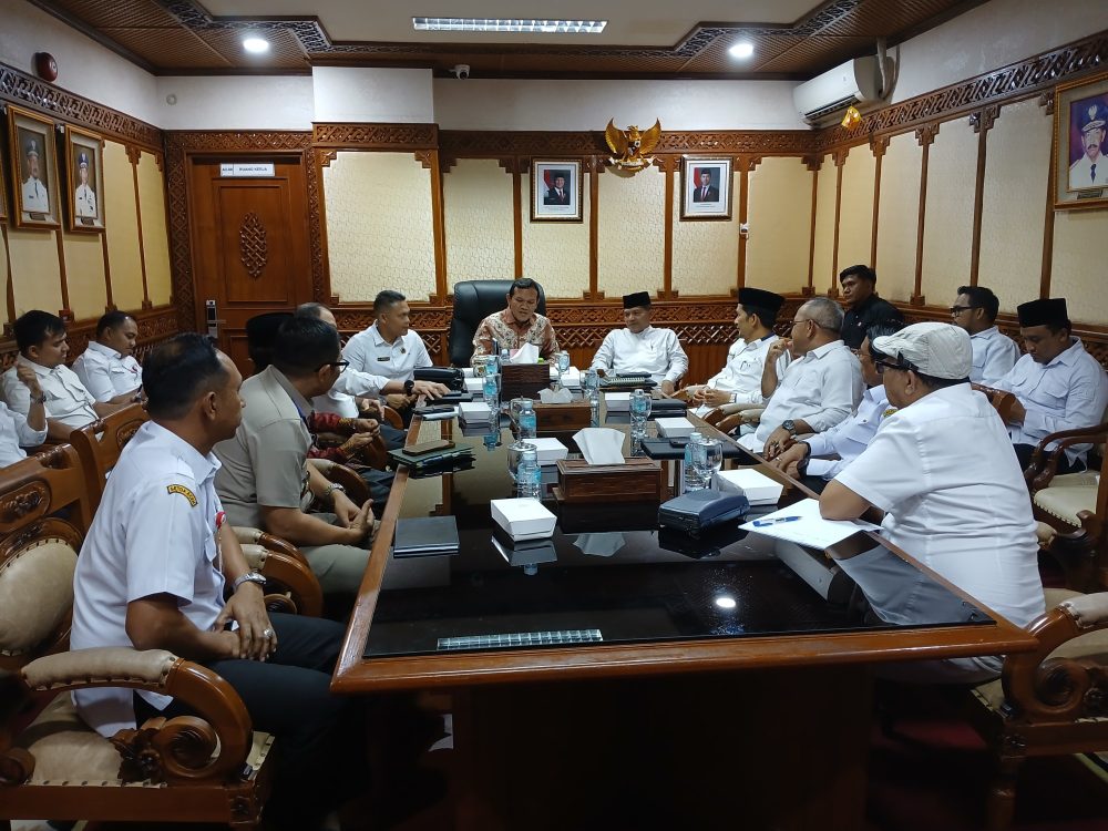 : Wagub Aceh Fadhlullah (Dek Fadh) pimpin rapat pembentukan Desk Koordinasi Aceh yang digagas Kemenko Polkam, Rabu (19/8/2026). Desk ini diharapkan memperkuat koordinasi pusat-daerah untuk mendorong pembangunan ekonomi dan kesejahteraan masyarakat Aceh.