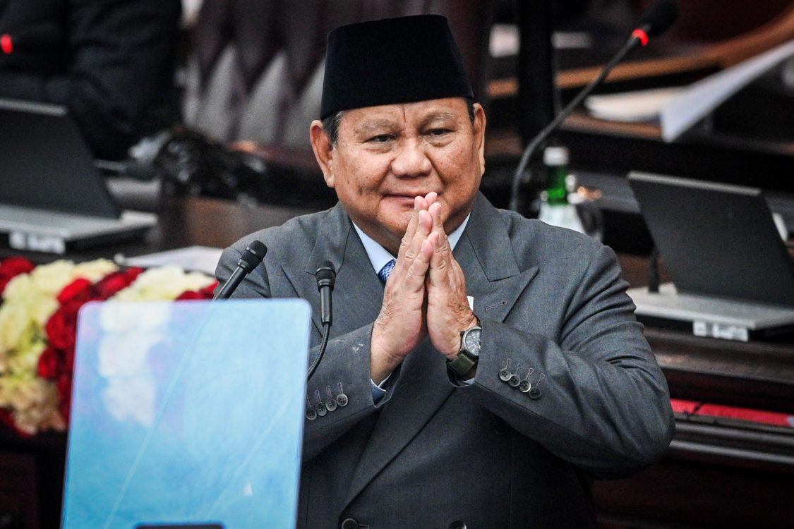 : Presiden Prabowo Subianto memberi salam usai menyampaikan pidato dalam Sidang Tahunan MPR RI dan Sidang Bersama DPR-DPD RI Tahun 2026 di Kompleks Parlemen, Jakarta, Jumat (14/8/2026). Dalam sidang tahunan tersebut, Presiden Prabowo menyampaikan bahwa selama 21 bulan pemerintahan bekerja, sebanyak 121 kebijakan transformatif telah dijalankan di berbagai sektor untuk menyelesaikan berbagai persoalan bangsa. (ANTARA FOTO/Fauzan/bay/kye)