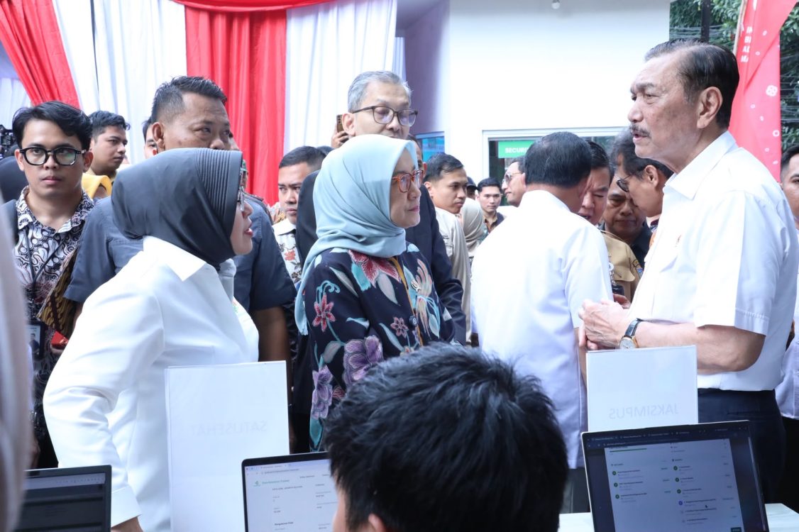 : Menteri PANRB Rini Widyantini bersama Ketua Komite Percepatan Transformasi Digital Pemerintah (KPTDP) Luhut Binsar Pandjaitan saat peluncurkan Digitalisasi Penerbitan Akta Kelahiran melalu integrasi Sistem Informasi Rumah Sakit/Puskesmas-SATUSEHAT-Sistem Informasi Administrasi Kependudukan (SIAK) di Puskesmas Pasar Minggu, Jakarta, Selasa (11/7/2026). Rini mengatakan melalui integrasi antar sistem ini, akta kelahiran dapat diterbitkan secara otomatis dan dikirim secara daring sesaat setelah bayi lahir di fasilitas kesehatan. Foto: Humas Kementerian PANRB