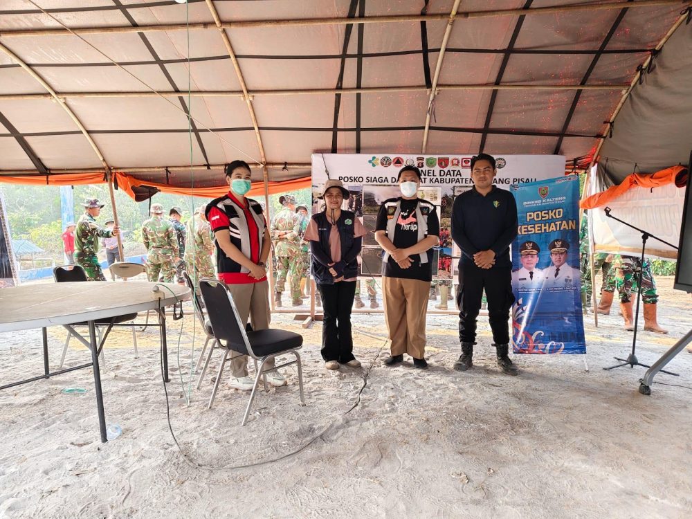: Tenaga kesehatan bersiaga di Posko Kesehatan penanganan kabut asap karhutla sebagai bagian dari respons cepat Kementerian Kesehatan melindungi masyarakat terdampak. Kemenkes mengerahkan 314 tenaga medis dan menyalurkan ratusan ribu logistik kesehatan untuk menekan lonjakan kasus ISPA di tujuh provinsi terdampak kebakaran hutan dan lahan. (Foto: Kemenkes)