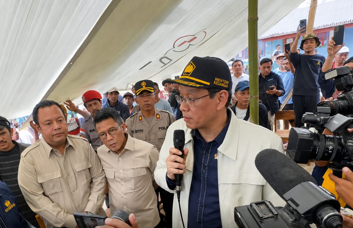 : Menteri Keuangan (Menkeu), Purbaya Yudhi Sadewa saat mengunjungi sejumlah wilayah terdampak gempa bumi di Manggarai, Nusa Tenggara Timur (NTT), Rabu (19/8/2026). (Foto: Kemenkeu)