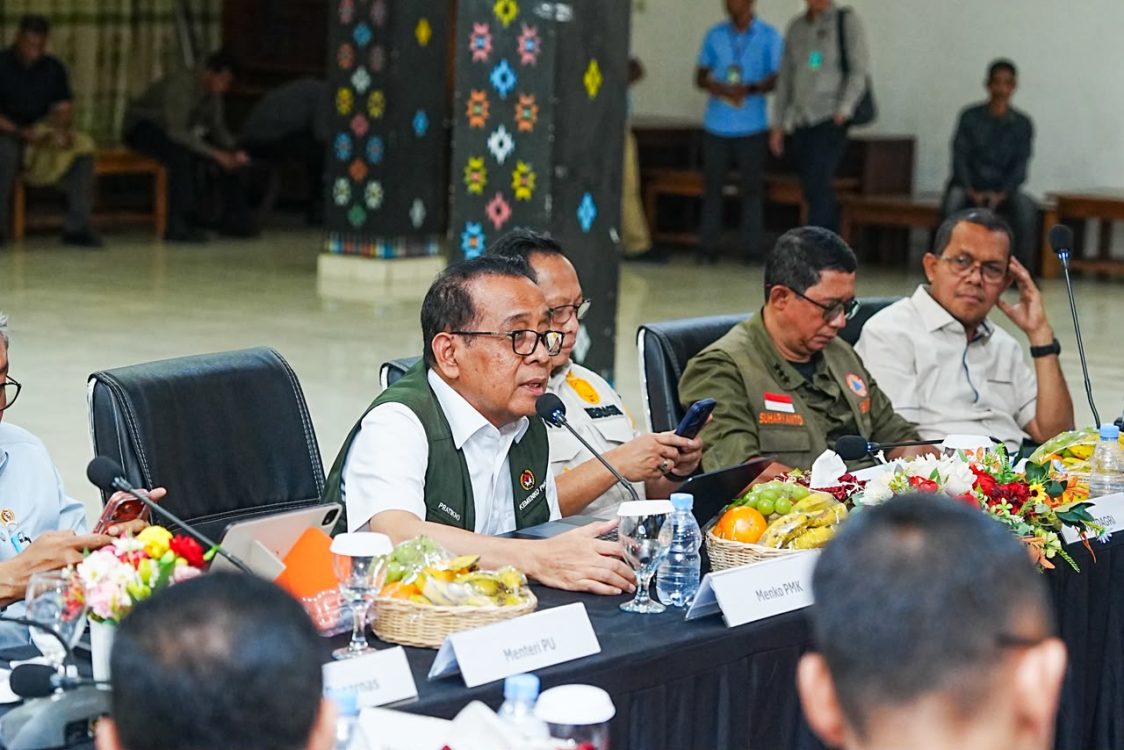 : Menteri Koordinator Bidang Pembangunan Manusia dan Kebudayaan Pratikno saat memimpin rapat koordinasi darurat di Aula Sekretariat Daerah Kabupaten Manggarai Barat, NTT, Minggu (16/8/2026), mengatakan, Pemulihan infrastruktur secara fungsional tersebut ditargetkan dapat diselesaikan dalam waktu sesingkat-singkatnya, yang kemudian dilanjutkan dengan tahap rehabilitasi dan rekonstruksi. (Foto: Humas Kemenko PMK)