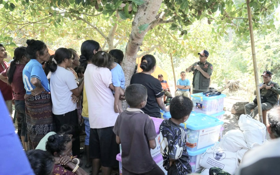 : Kepala BNPB Letjen TNI Suharyanto berdialog dan menyerahkan bantuan kepada masyarakat yang terdampak gempa M 7,7 Flores di Desa Ladolaka, Kecamatan Palue, Kabupaten Sikka, Nusa Tenggara Timur, Jumat (21/8/2026). (Dok. BNPB).