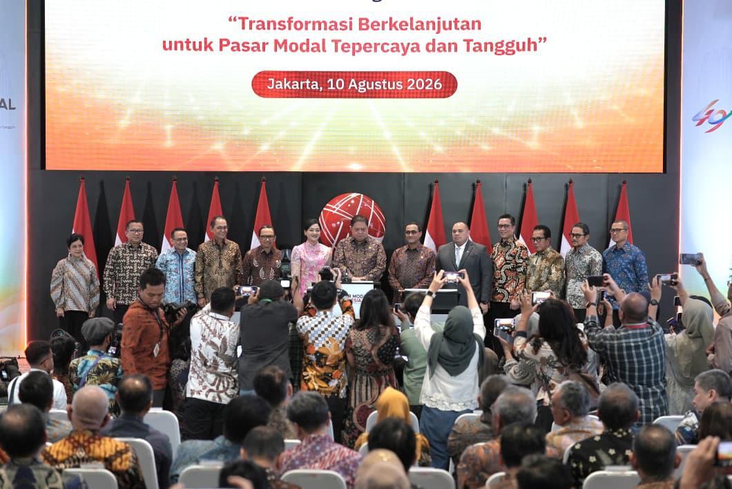 : Menko Perekonomian Airlangga Hartarto bersama pimpinan OJK, Danantara Indonesia dan BEI dalam Peringatan 49 Tahun Diaktifkannya Kembali Pasar Modal Indonesia di Jakarta, Senin (10/8/2026). (Dok. Kemenko Perekonomian)