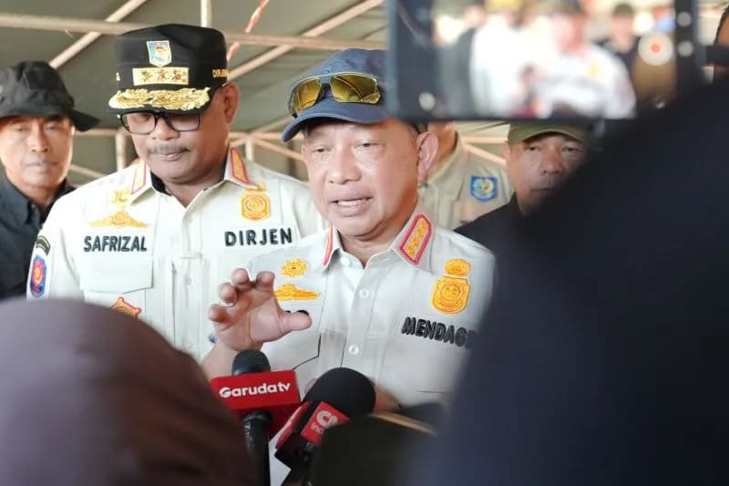 : Menteri Dalam Negeri (Mendagri) Muhammad Tito Karnavian saat meninjau lokasi terdampak gempa di Nusa Tenggara Timur (NTT). (Foto: ANTARA/HO-Kemendagri)
