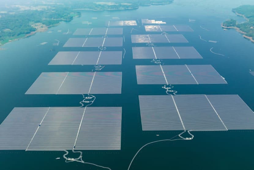 : Pembangkit Listrik Tenaga Surya (PLTS) Terapung atau Floating Solar PV Cirata di Kabupaten Purwakarta, Jawa Barat, berkapasitas 192 megawatt peak (MWp) seluas 200 hektare. PLTS itu dibangun di atas Waduk Cirata dan menjadi yang terbesar di Asia Tenggara. (Foto: Dok.PT.PLN)