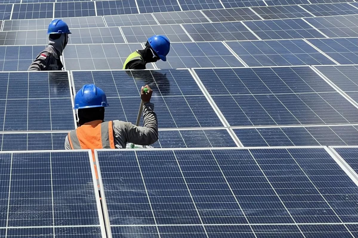 : Pekerja membersihkan panel surya Pembangkit Listrik Tenaga Surya (PLTS) di Gilimanuk, Jembrana, Bali, Selasa (25/8/2026). (ANTARA/Putu Indah Savitri/aa)