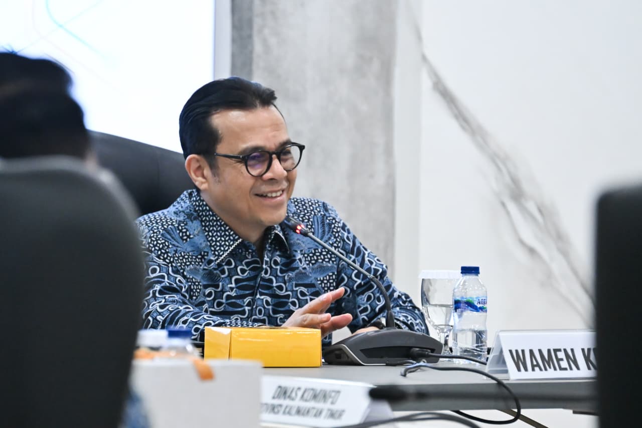 : Wamenkomdigi Nezar Patria saat audiensi dengan Kadis Kominfo Kalimantan Timur di Kantor Komdigi, Jakarta Pusat. (Foto: Humas Kemkomdigi)