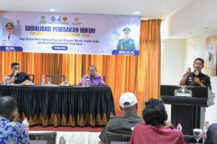 : Wakil Bupati Aceh Besar H Syukri A.Jalil memberikan sambutan pada Sosialisasi Penegakan Hukum terhadap Peradaran Rokok Ilegal di Hotel The Pade, Kecamatan Darul Imarah, Aceh Besar, Kamis (20/8/2026).