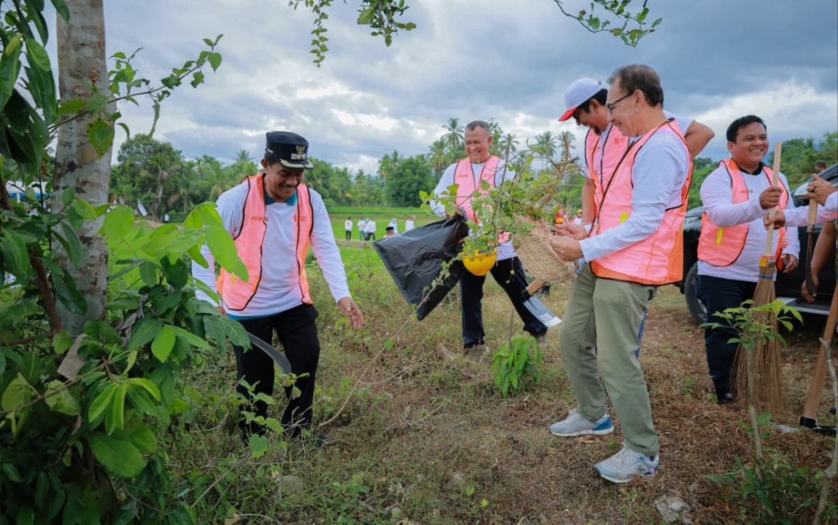 : Wakil Bupati Aceh Besar ikut kegiatan gotong royong bersama masyarakat membersihkan kawasan persawahan di Gampong Piyeung Mon Ara, Kecamatan Montasik, Kabupaten Aceh Besar. (Dok. Humas Pemkab Aceh Besar)