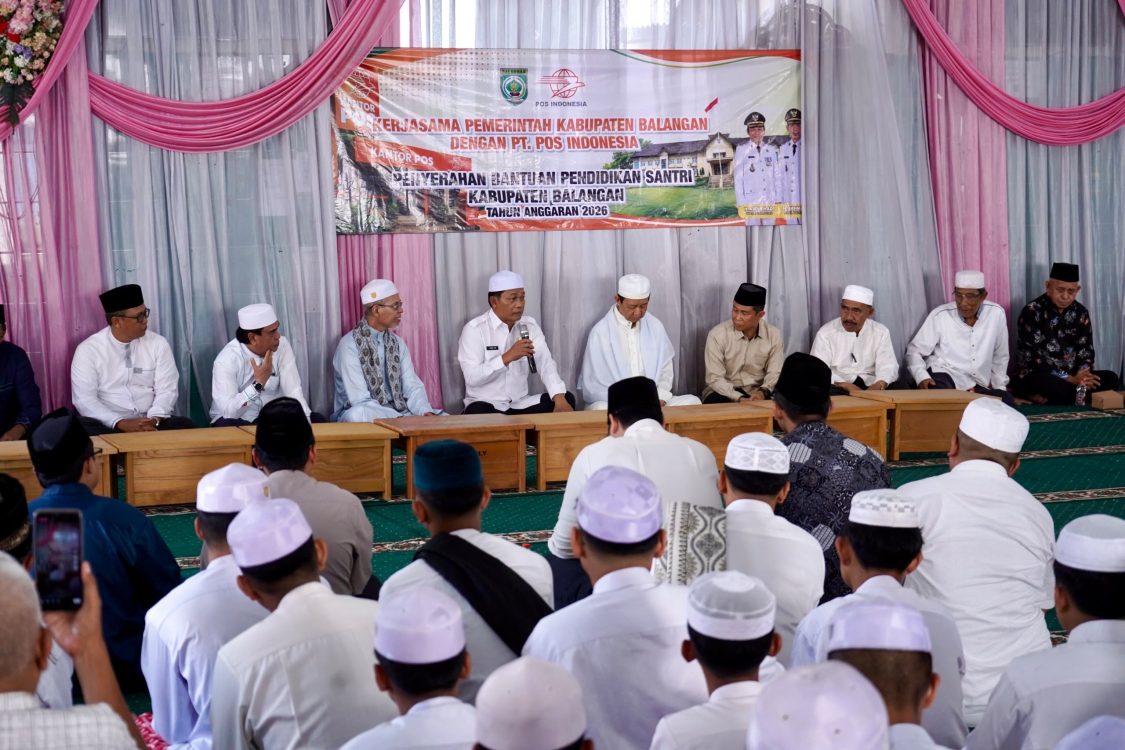 : Bupati Balangan, Abdul Hadi hadir langsung dalam penyaluran bantuan pendidikan bagi santri asal Kabupaten Balangan, Jumat (7/8/2026). - Foto: Mc.Balangan