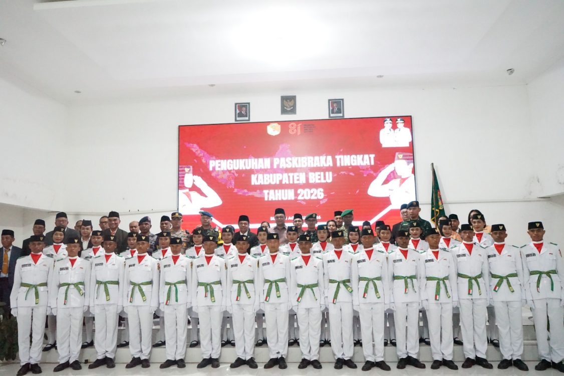: Wakil Bupati Belu, Vicente Hornai Gonsalves, bersama Pimpinan DPRD, Forkopimda, Penjabat (Pj.) Sekretaris Daerah Kabupaten Belu, Asisten Sekda serta para Pimpinan Perangkat Daerah Kabupaten Belu, secara resmi mengukuhkan Calon Pasukan Pengibar Bendera Pusaka (Paskibraka) Tingkat Kabupaten Belu 2026 di Gedung Wanita Betelalenok, Atambua pada Sabtu (15/8/2026) malam. (foto: MC Belu)