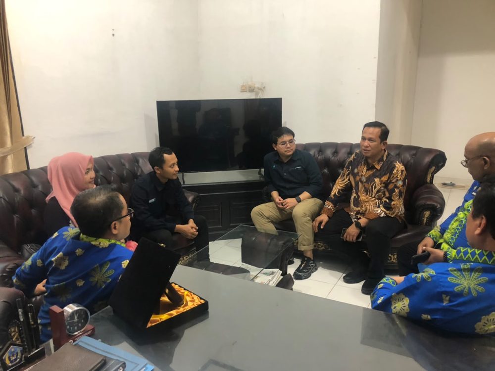 : Kepala Dinas Komunikasi dan Informatika (Kominfo) Donggala Hermanto bersama Direktur Trada Telekom Indonesia Hary Fridayanto dan Manager Business Development Trada Telekom Indonesia Ade Nining membahas penguatan respons Call Center 112 di ruang Kepala Dinas Kominfo Donggala, Rabu (12/8/2026). (Foto: Nino dok. Kominfo Donggala).