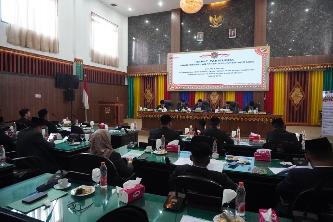 : Bupati Gayo Lues, Suhaidi, saat menghadiri rapat penyampaian rekomendasi DPRK Gayo Lues terhadap Laporan Hasil Pemeriksaan (LHP) BPK RI atas laporan keuangan Pemerintah Kabupaten Gayo Lues Tahun Anggaran 2026 di Gedung DPRK Gayo Lues, Senin (3/8/2026).