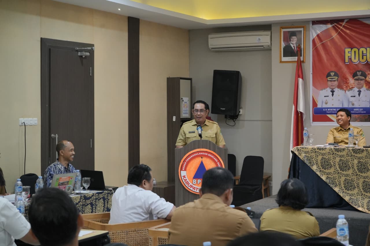 : Kepala Pelaksana BPBD Kabupaten Kapuas Pangeran S. Pandiangan saat menyampaikan laporan analisis situasi Karhutla dan arahan teknis pada pembukaan FGD Ke-2 Rencana Kontinjensi Karhutla.