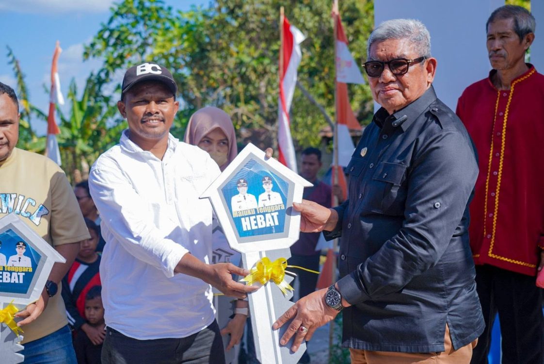 : Bupati Maluku Tenggara,Muhamad Thaher Hanubun menyerahkan kunci rumah secara simbolis. Foto:Rikhard