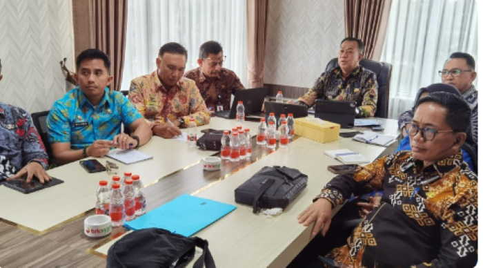 : Rapat koordinasi yang membahas perlindungan dan penataan mobilitas masyarakat perbatasan Indonesia-Malaysia.