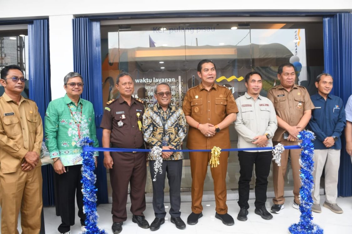 : Wakil Bupati Pulang Pisau, Ahmad Jayadikarta (empat dari kanan) menghadiri peresmian relokasi gedung baru KCP Mandiri Pulang Pisau, Senin (24/08/2026).
