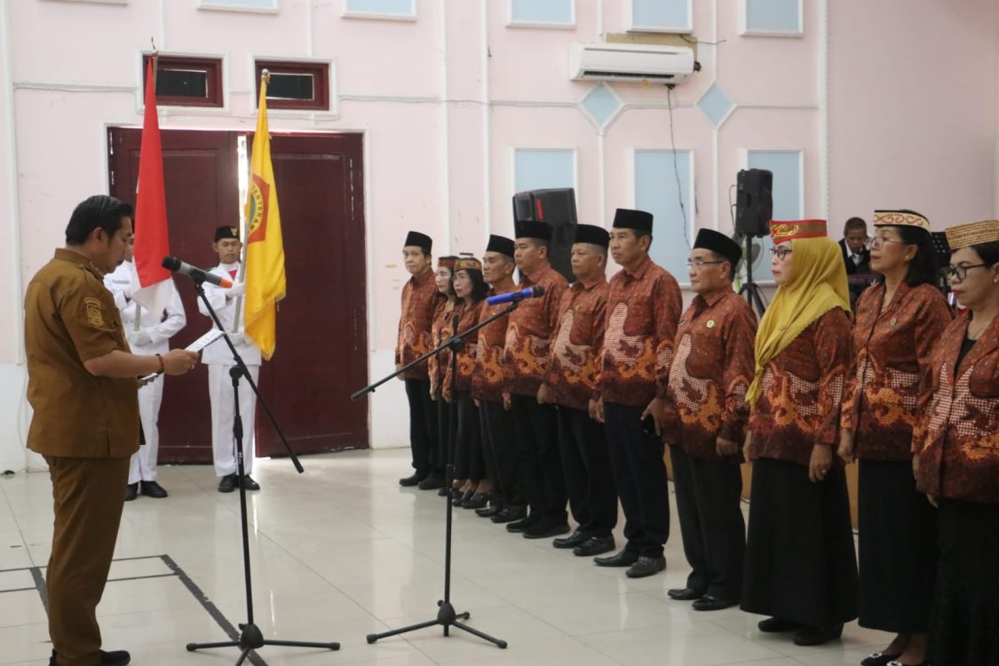 : Wakil Bupati Pulang Pisau, Ahmad Jayadikarta (kiri), mengukuhkan Pengurus PWRI Kabupaten Pulang Pisau periode 2026–2031 di Aula Gedung Disbudporapar, Senin (24/08/2026).