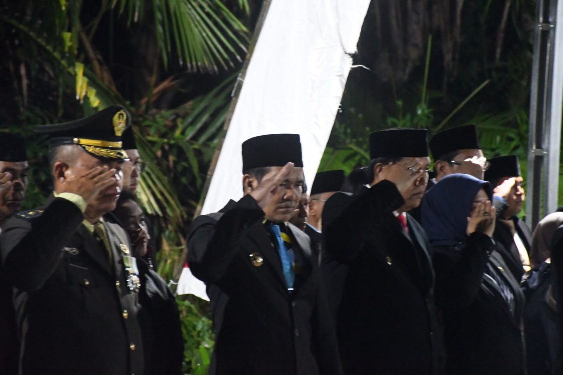 : Bupati Pulang Pisau Ahmad Rifa’i (dua dari kiri) menghadiri Apel Kehormatan dan Malam Renungan Suci dalam rangka memperingati HUT ke-81 Kemerdekaan Republik Indonesia Tahun 2026 di TMP H.M. Sanusi, Sabtu (15/08/2026).