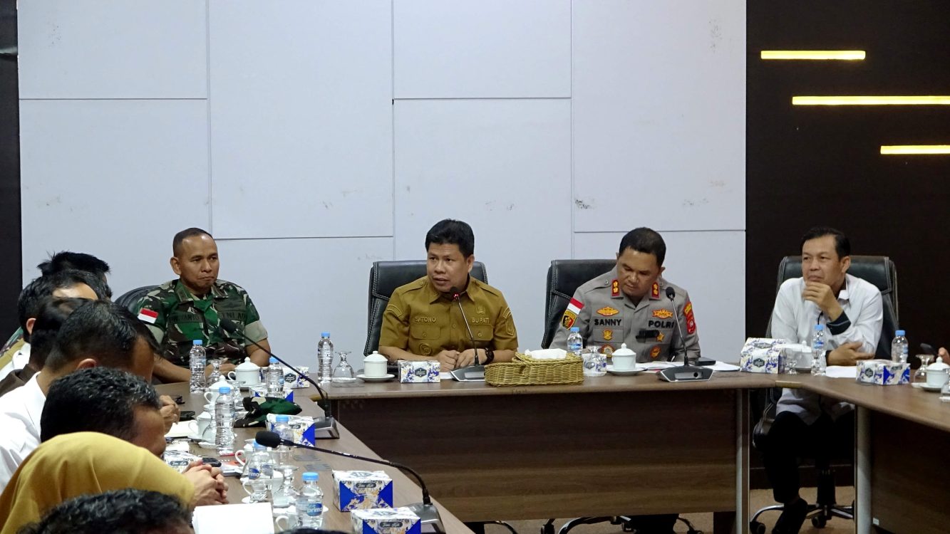 : Bupati Sambas, Satono, (dua,kiri), menyampaikan bahwa upaya menghadapi karhutla tidak cukup hanya dilakukan ketika kebakaran telah terjadi. Pencegahan dan peningkatan kesadaran masyarakat harus menjadi bagian penting dalam menghadapi ancaman kebakaran, terutama di wilayah-wilayah yang memiliki potensi kerawanan. (foto: MC Sambas)