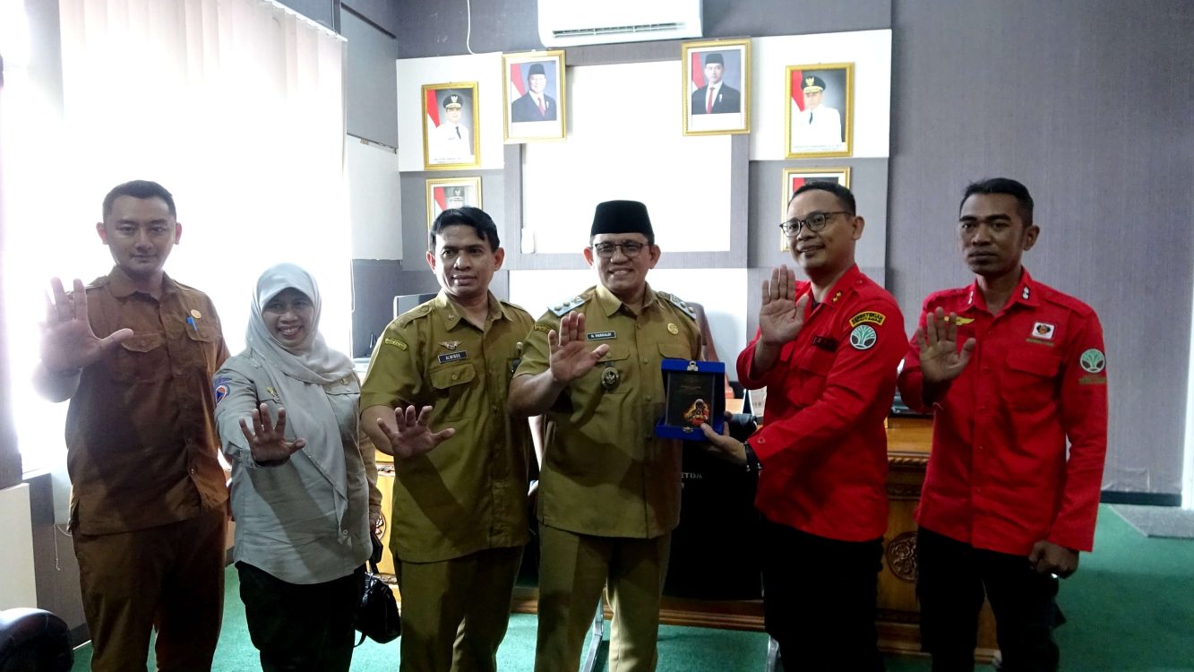 : Wakil Bupati Sambas, Heroaldi Djuhardi Alwi, (kiri), menegaskan bahwa upaya pencegahan karhutla perlu dilakukan secara bersama dan terkoordinasi, terutama melalui penguatan kesiapsiagaan sebelum memasuki kondisi darurat. (foto: