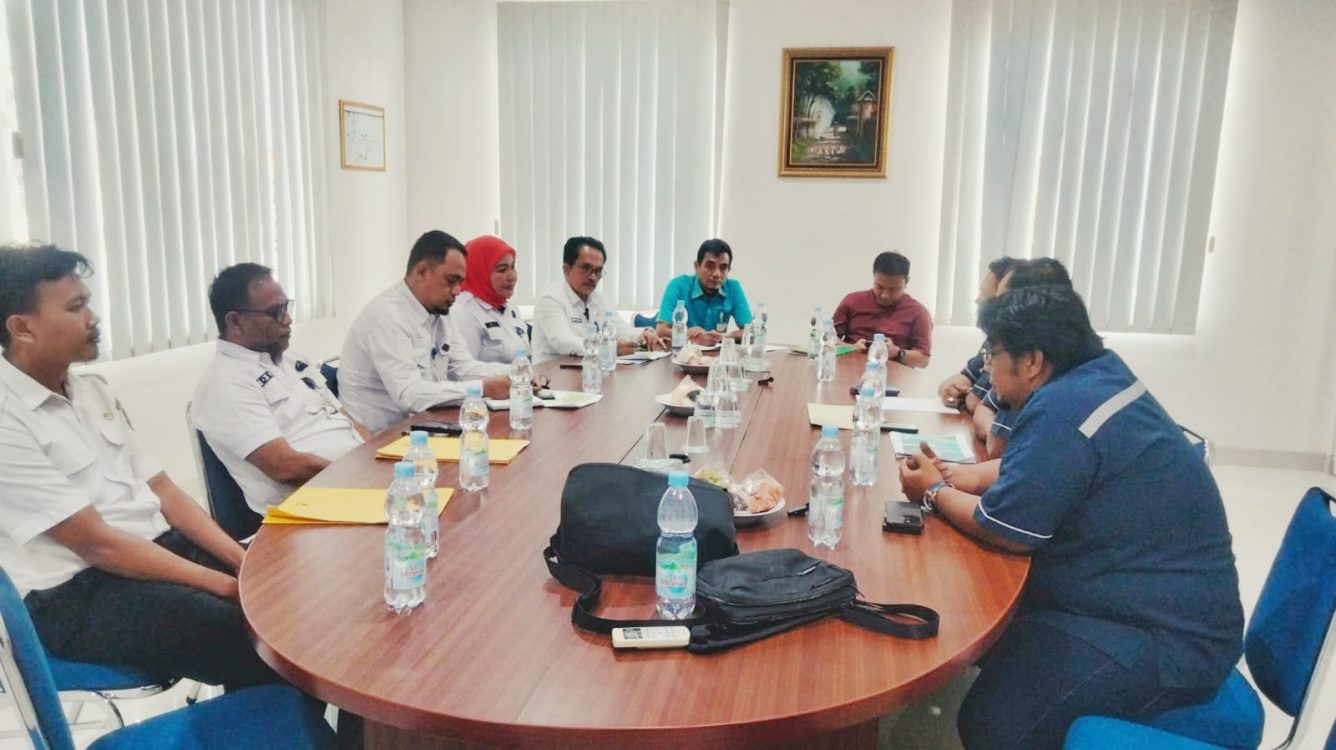 : Kepala Dinas Sosial dan PPPA Siak Wan Idris menerima audiensi perusahaan di Kantor Dinas Sosial Kamis (20/8/2026)/ (Rahma/MC Siak)