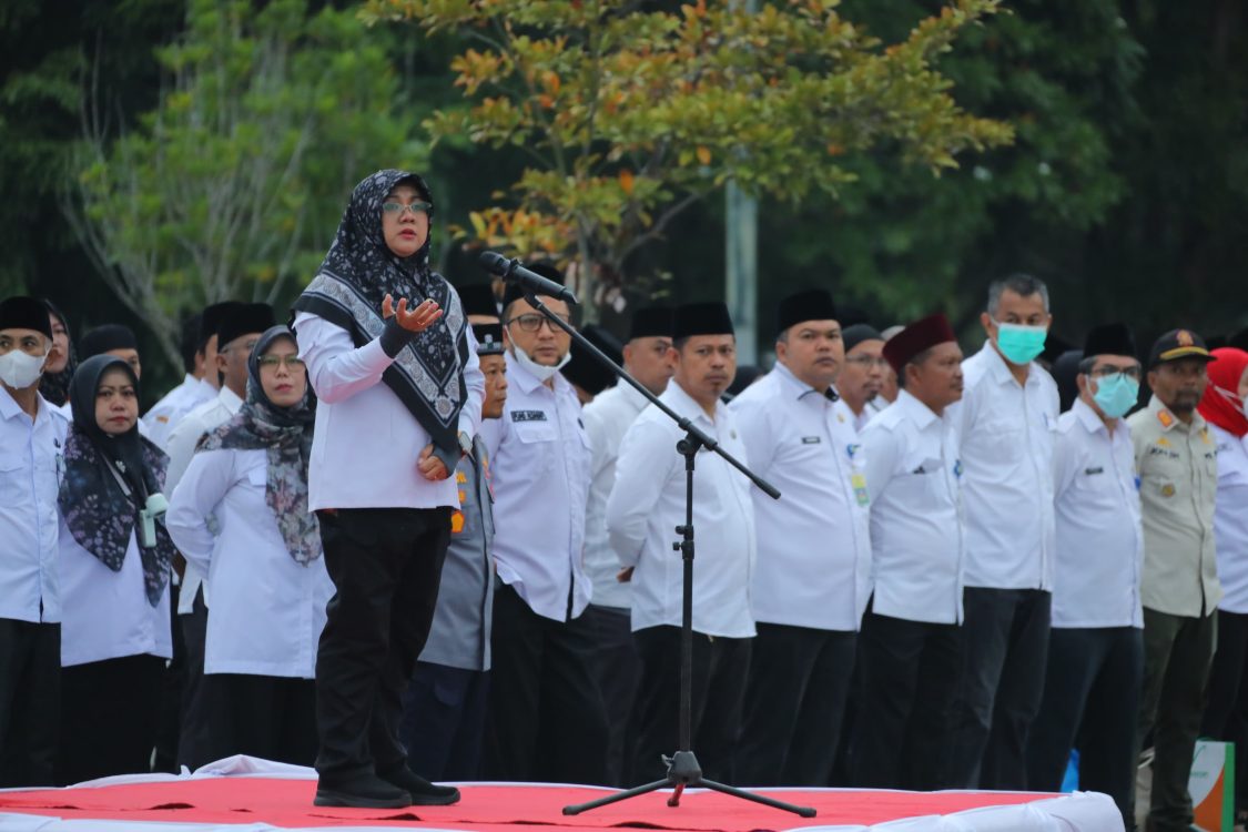 : Bupati Siak Afni Zulkifli memberi arahan kepada ASN dalam apel bersama, di Siak, Rabu, (26/8/2026)/ (Agi/MC Siak).