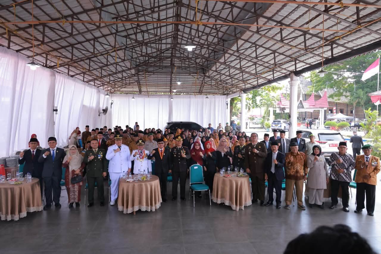 : Pemerintah Kabupaten Tanah Datar menggelar temu ramah dan silaturahmi kepala daerah bersama Forum Koordinasi Pimpinan Daerah (Forkopimda), veteran, serta para pejuang kemerdekaan dalam rangka memperingati Hari Ulang Tahun (HUT) ke-81 Kemerdekaan Republik Indonesia. (foto: MC Tanah Datar)