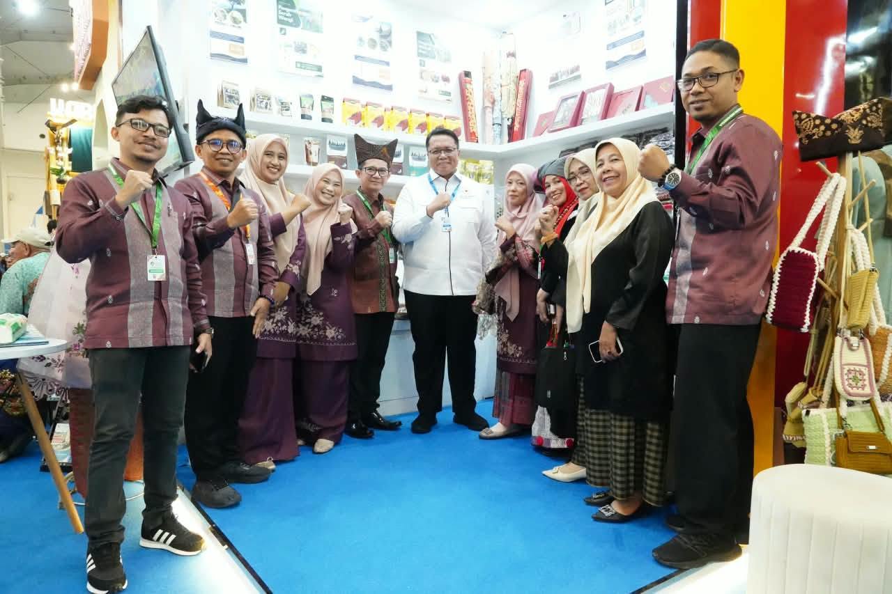 : Wakil Bupati Tanah Datar Ahmad Fadly mengharapkan keikutsertaan Tanah Datar dalam AOE 2026 harus memberikan hasil yang konkret, terutama dalam mendorong dan membuka peluang investasi serta memperluas pasar bagi potensi unggulan daerah. (foto: MC Tanah Datar)