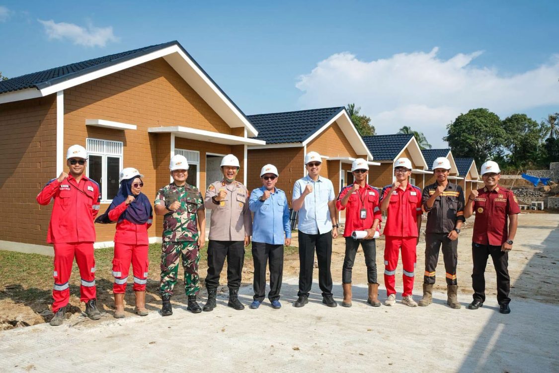 : Bupati Tanah Datar Eka Putra bersama unsur Forum Koordinasi Pimpinan Daerah (Forkopimda) meninjau sejumlah lokasi pembangunan dan rehabilitasi infrastruktur pascabencana galodo. (foto: MC Tanah Datar)