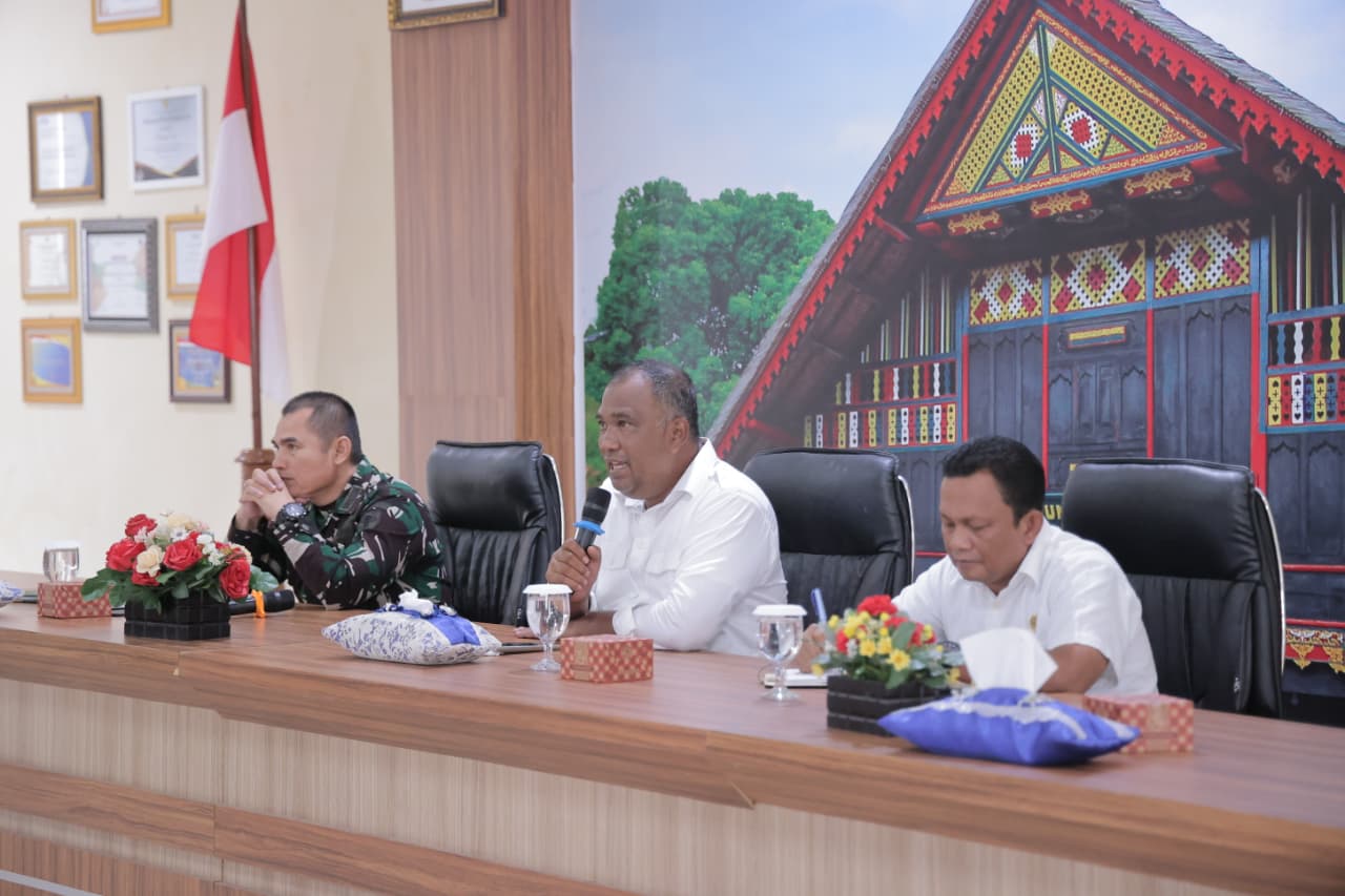 : Rapat koordinasi yang dipimpin Asisten I Sekretariat Daerah Kota Banda Aceh Bachtiar bersama Kasdim 0101/KBA Letkol Inf Muhsin, dengan Kepala Badan Kesatuan Bangsa dan Politik (Kesbangpol) Kota Banda Aceh Rizal Abdillah sebagai moderator di Balai Keurukon, Balai Kota Banda Aceh, Rabu (12/8/2026).