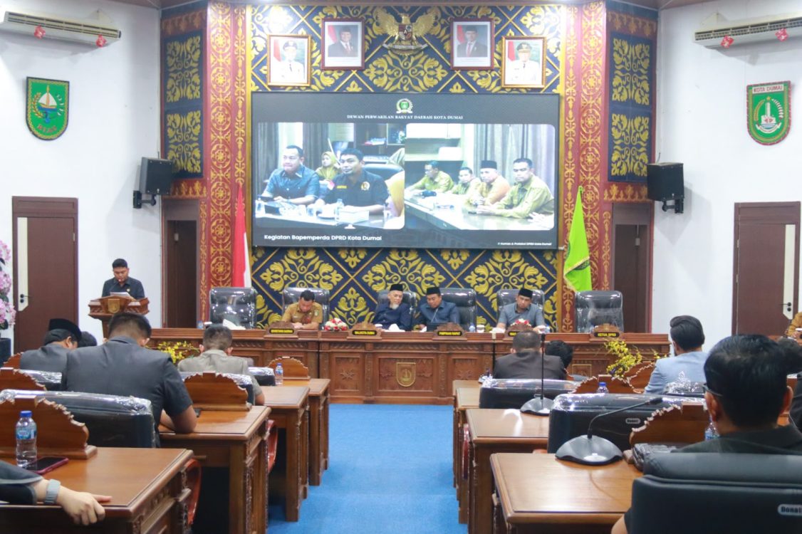 : Wali Kota Dumai, Paisal, saat menghadiri Rapat Paripurna dalam rangka Pembicaraan Tingkat I Ranperda) Semester II. (foto: MC Dumai)