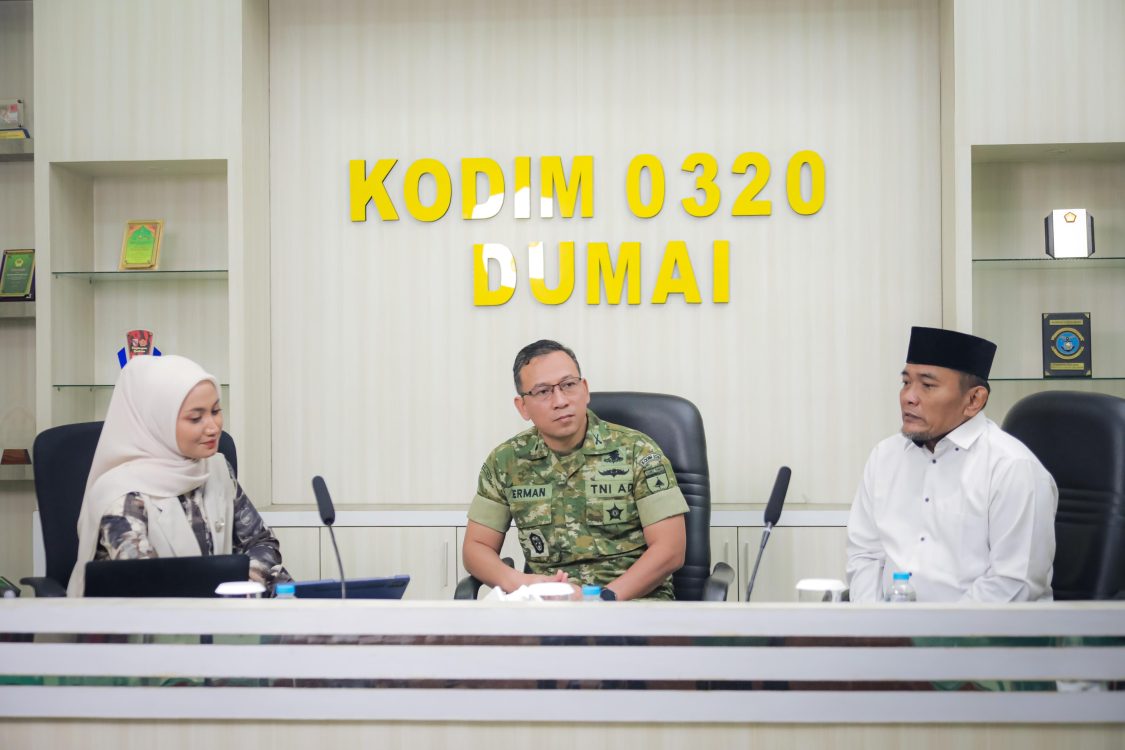 : Wakil Wali Kota Dumai, Sugiyarto, bersama Komandan Kodim (Dandim) 0320/Dumai, Letkol Arm Herman Santoso, bertindak sebagai narasumber dalam program podcast. (foto: MC Dumai)