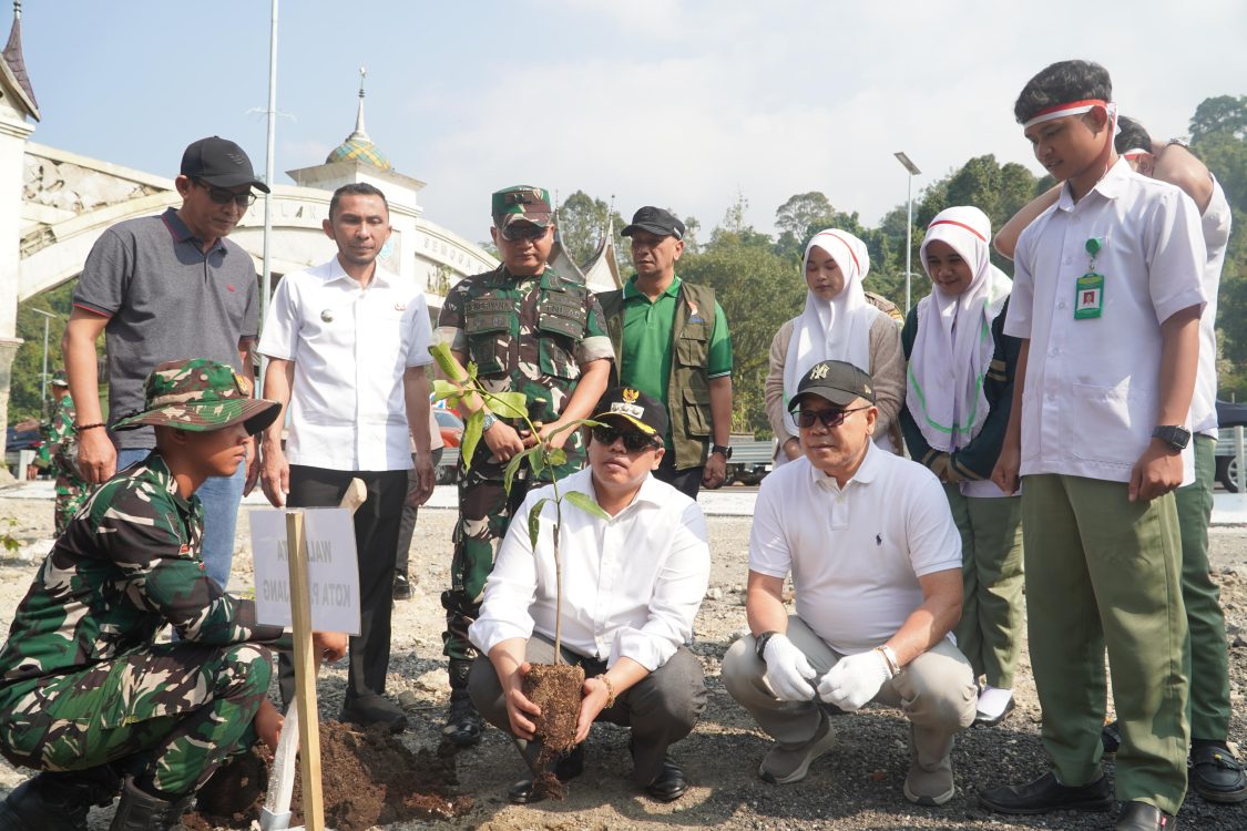 : Tanam Bambu dan Pohon Produktif, Pemko Bersama Kodam XX/TIB Hijaukan Kembali Kawasan Bekas Galodo. (foto: MC Padang Panjang)