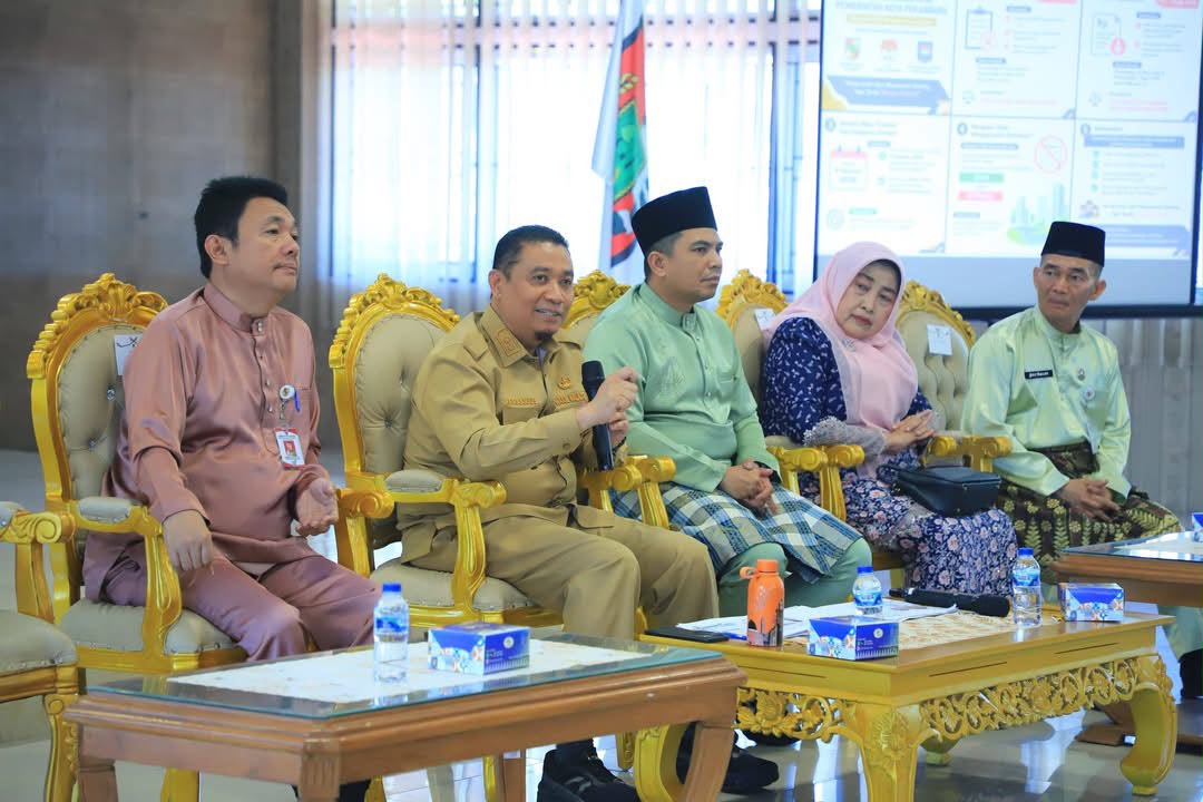 : Wakil Wali kota Pekanbaru Markarius Anwar usai menggelar pertemuan dengan sejumlah pedagang eks pemegang HGB ruko di kawasan STC. - Foto: Mc.Pekanbaru