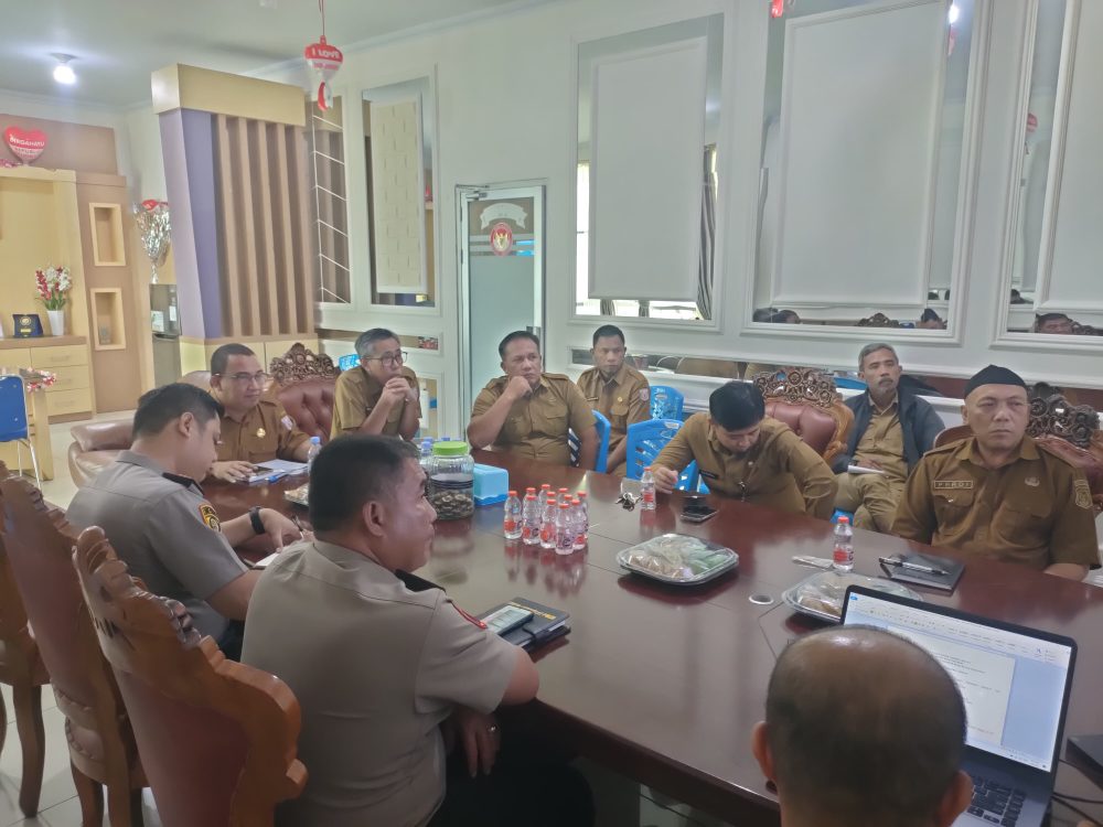 : Reflin Buata Kepala Dinas Sosial, Kependudukan dan Pencatatan Sipil Provinsi Gorontalo saat menggelar rapat koordinasi bersama sejumlah unsur terkait. (Foto Owan)