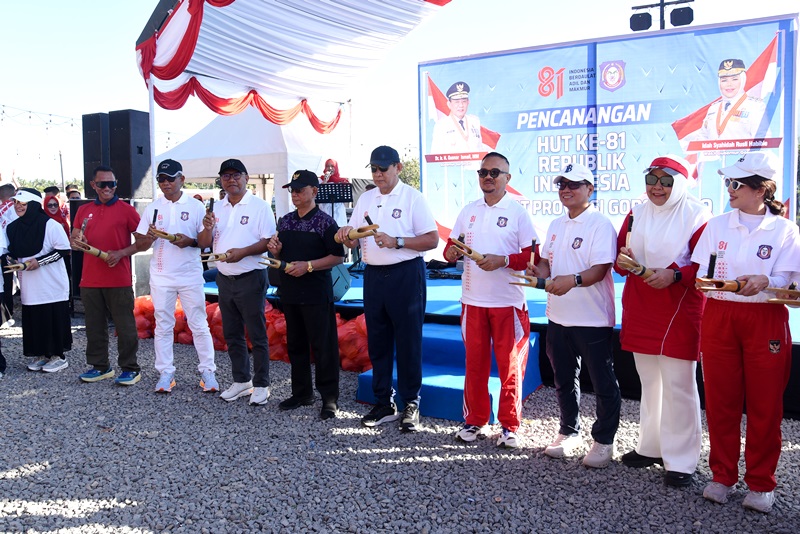 : Gubernur Gorontalo Gusnar Ismail (tengah) memukul alat musik Polopalo yang menandai pencanangan HUT ke-81 RI di destinasi wisata Danau Perintis, Kabupaten Bone Bolango, Minggu (2/8/2026). (Foto : Haris)