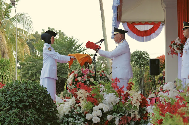 : Gubernur Sumbar memimpin upacara HUT RI ke-81 di Istana Gubernur. (foto: MC Sumbar)
