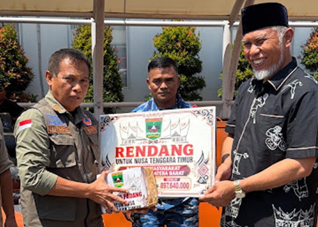 : Gubernur Sumbar menyerahkan bantuan rendang dari Pemprov Sumbar kepada pihak Pemprov NTT di Labuan Bajo. (foto: MC Sumbar)